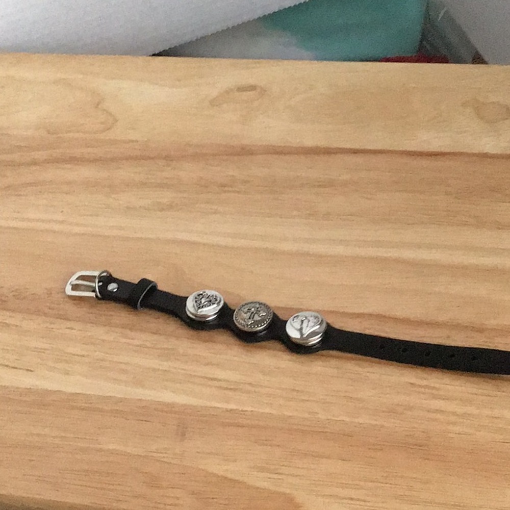 NWOT Gratification by Traditions 3 Snap Bracelet